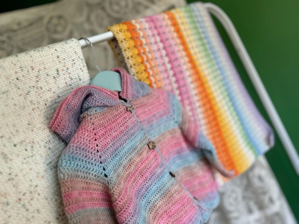 giacchino per bimba fatto ad uncinetto